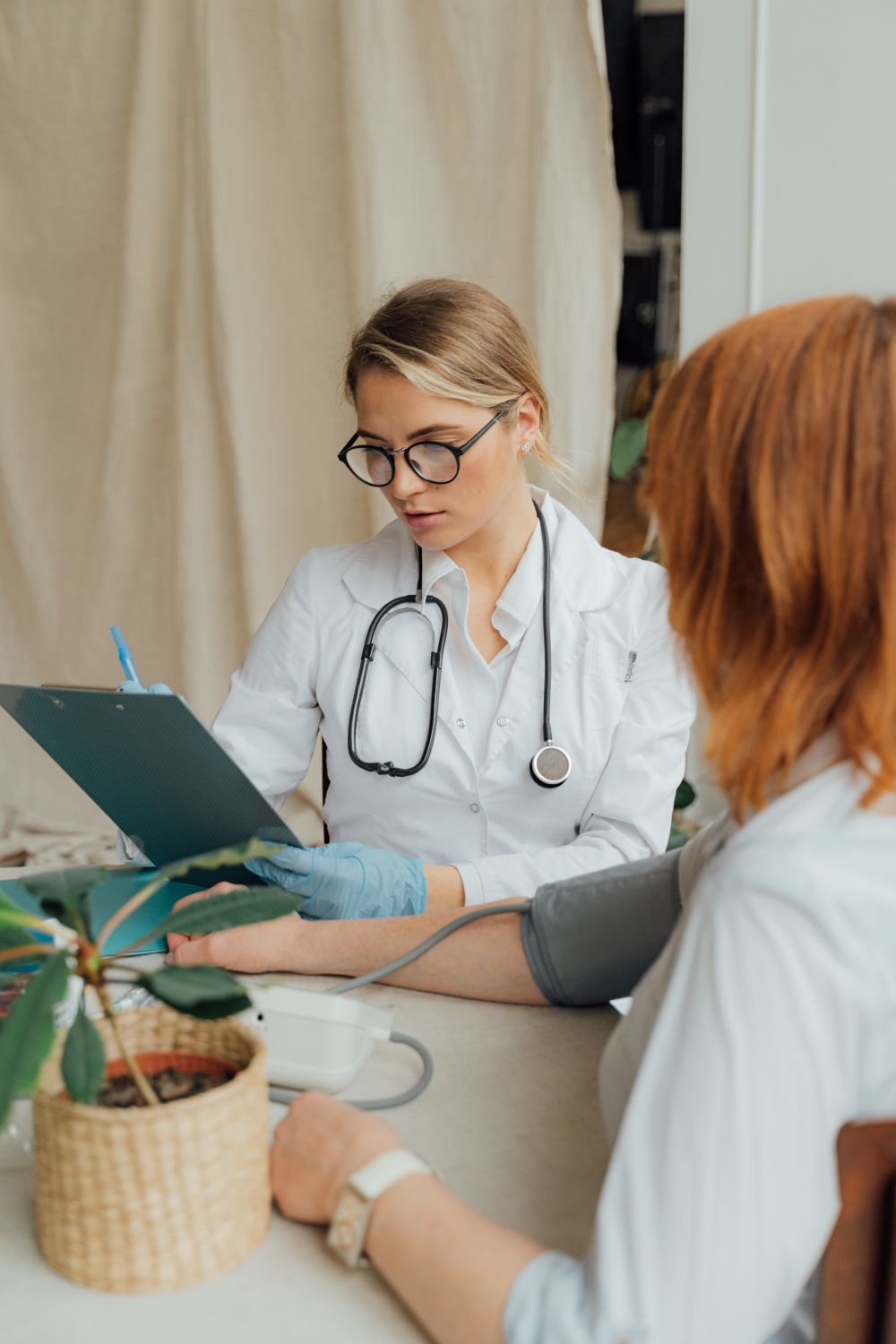 Consulta médica para hablar sobre fertilidad